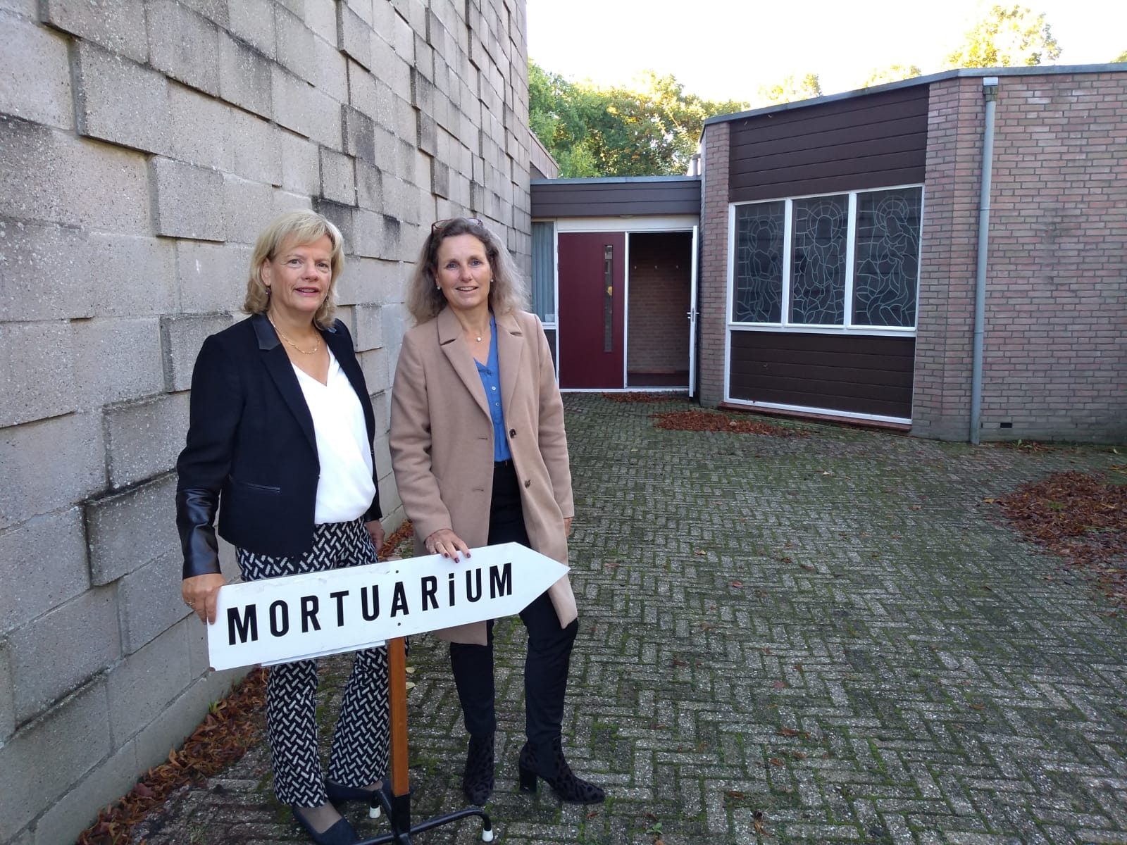 foto Jeanette en Madeleine voor mortuarium